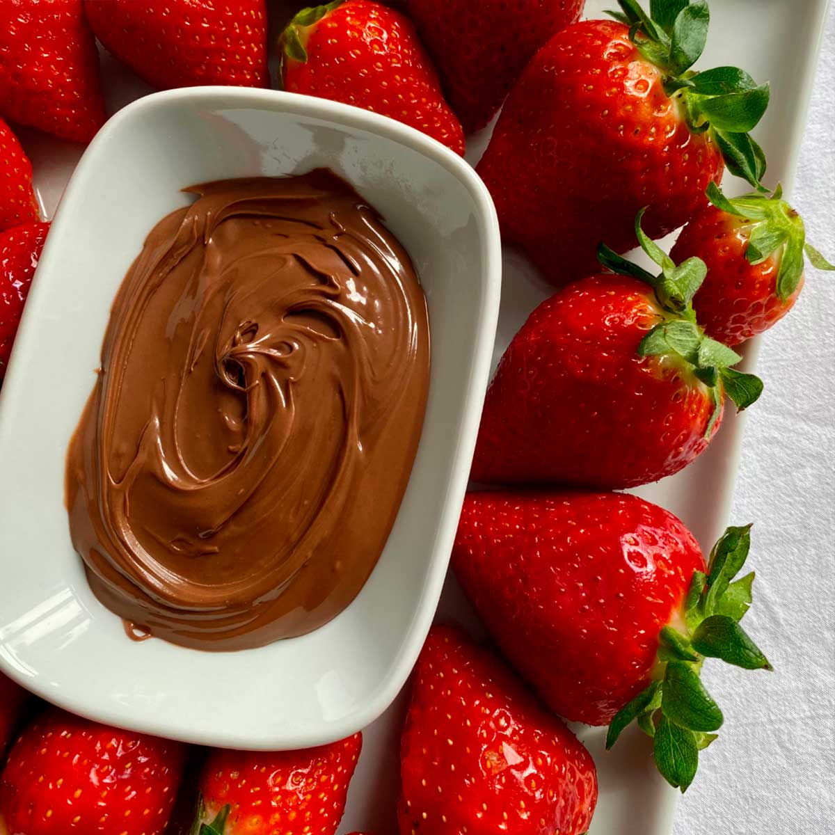 Sobremesa Fácil de Morangos com Ganache de Chocolate - Apenas 3 Ingredientes
