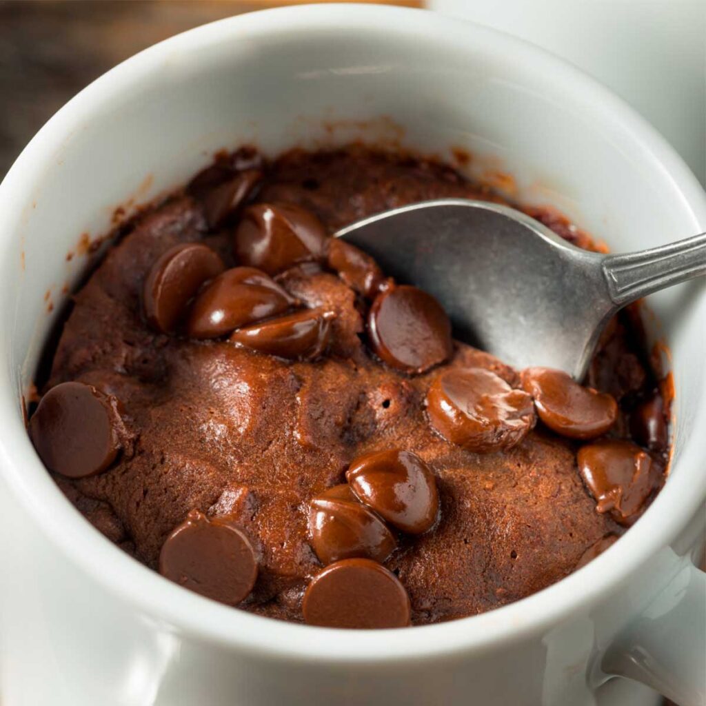 bolo de caneca com pingos de chocolate