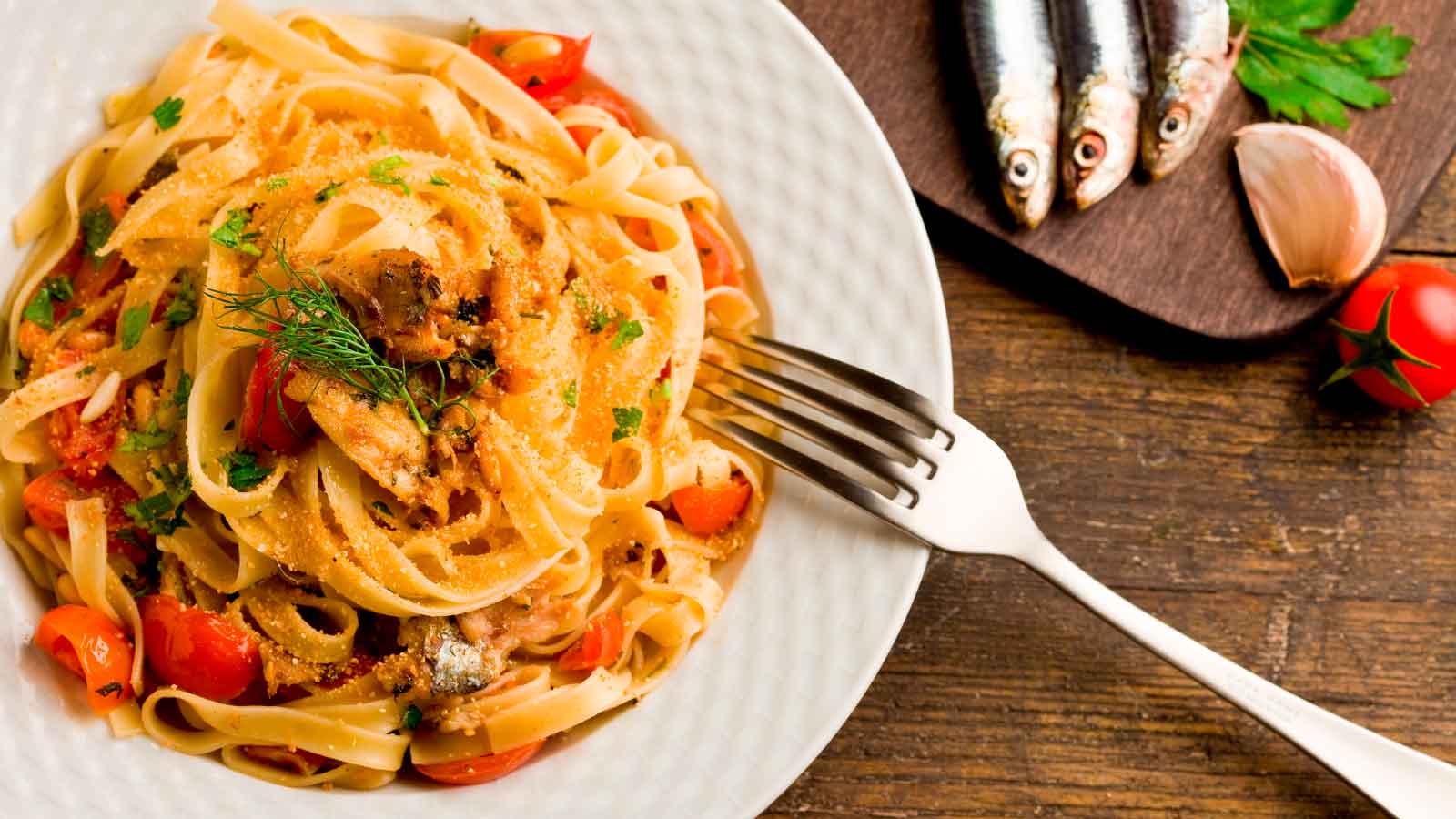 macarrao com sardinha e tomatinhos